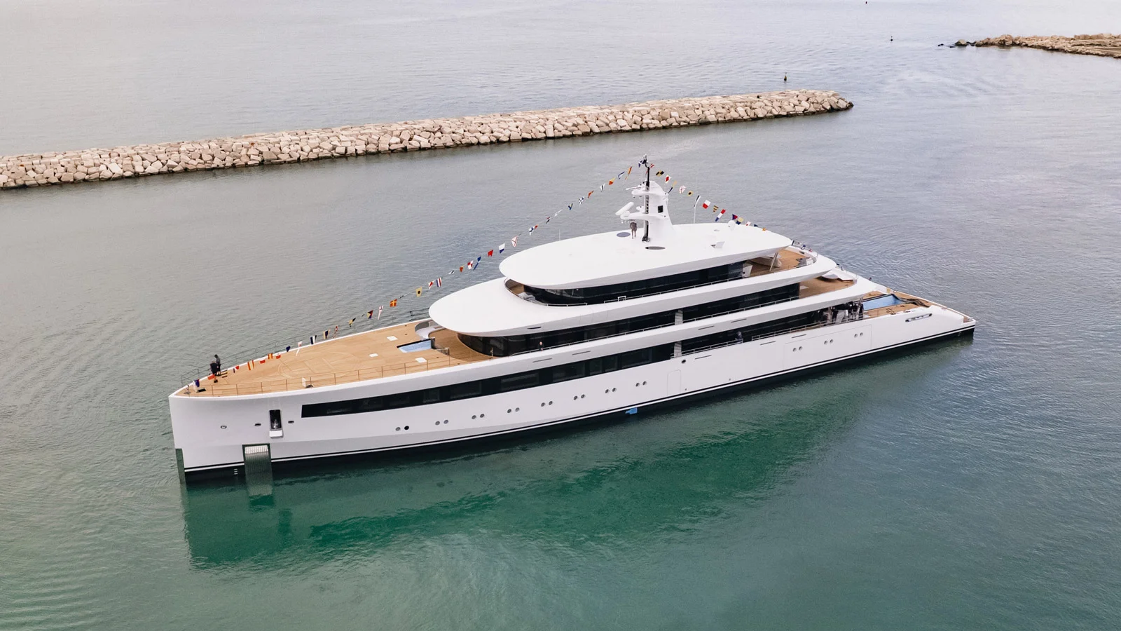 На фордеке ISA Custom 80m Belita расположены вертолетная площадка и бассейн