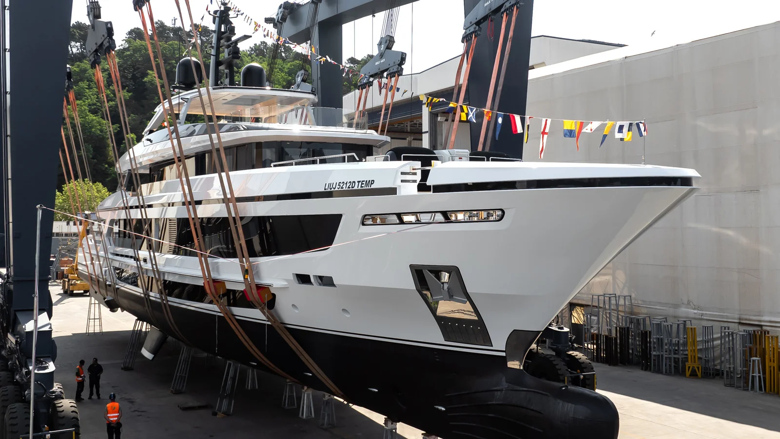 The exterior design of the T52 line was developed by Francesco Paszkowski Design