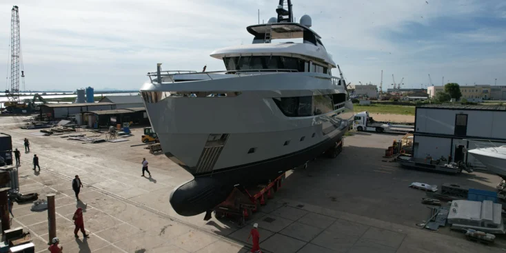 Моторная яхта Lori (Ocean King Doge 400 GT)