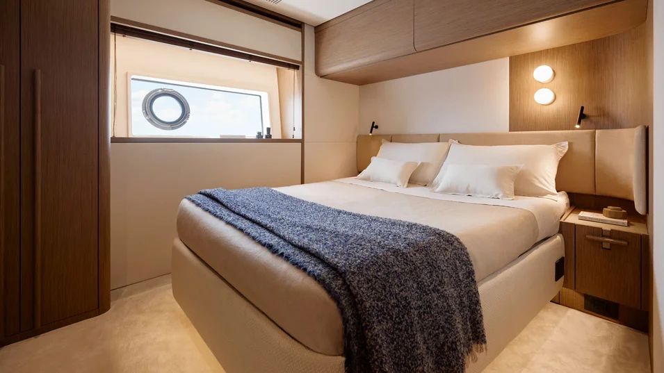 VIP-каюта в носовой части нижней палубы на Azimut Fly 82