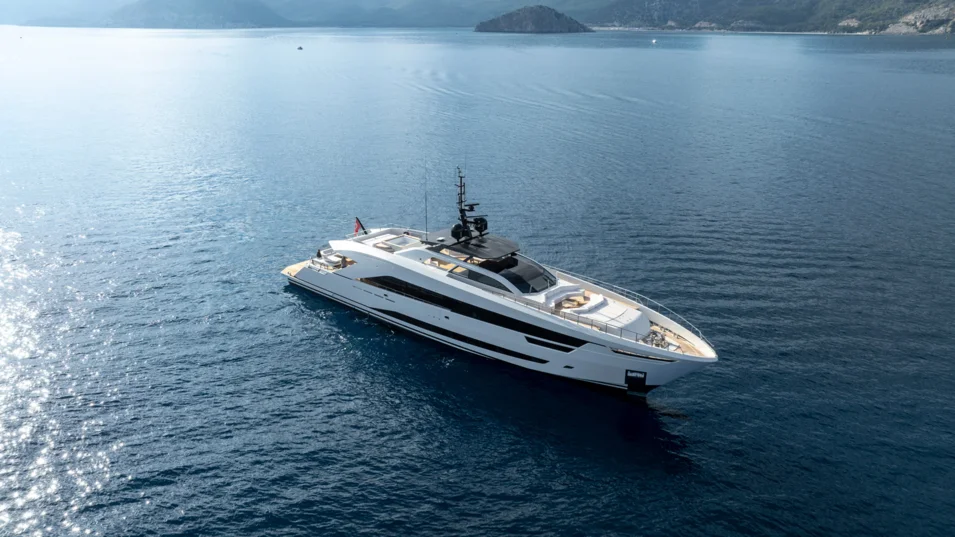 Экстерьер Alia Yachts Ximena с высоким носом и динамичными очертаниями создавали в Omega Architects