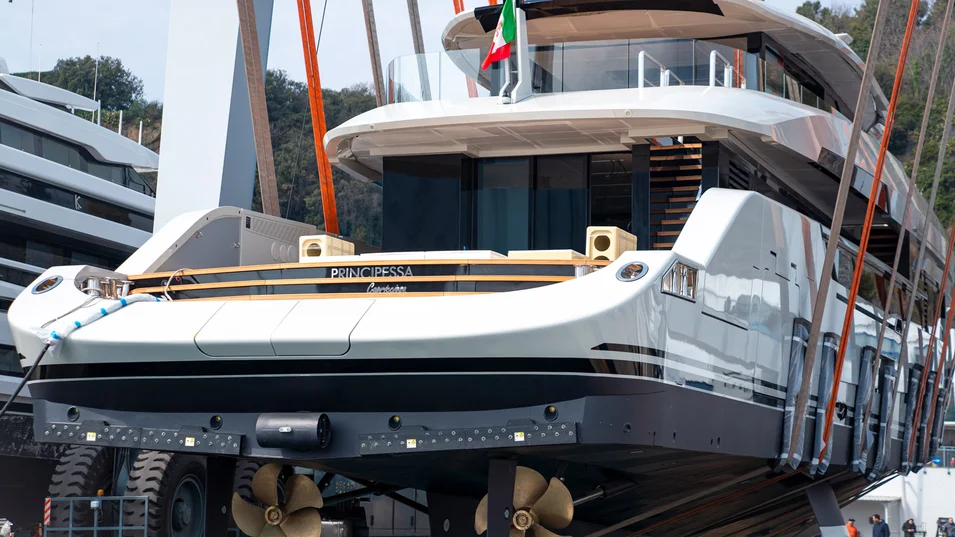 Как и у всех яхт серии, корма Columbus Atlantique 38 вдохновлена очертаниями парусных яхт