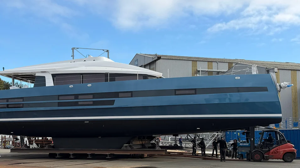 Спуск на воду катамарана Long Island 87 на французской верфи JFA Yachts