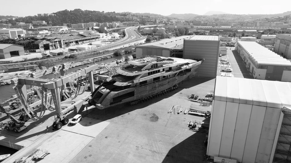 Второй корпус ISA Classic 65M на производственной площадке верфи ISA Yachts