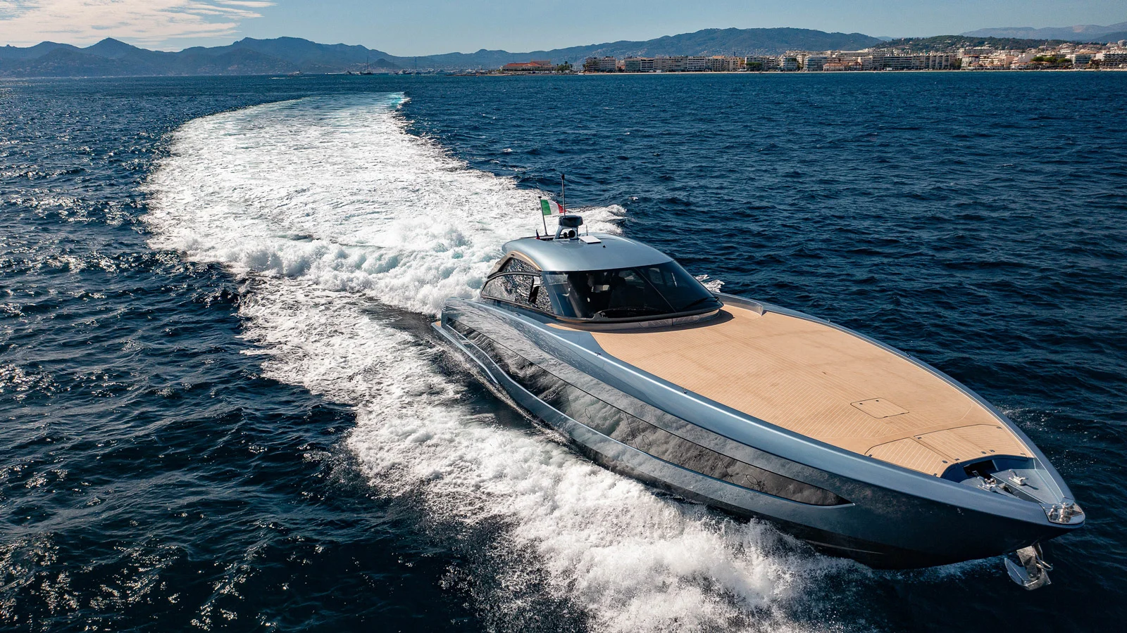 Внешне ISA GTO 70ft с дизайном от Galeazzi Design напоминает гоночный болид
