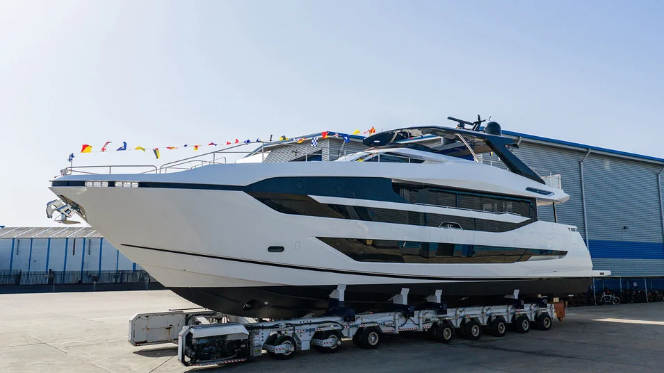 Первый корпус флайбриджной 28.6-метровой яхты Sunseeker Manhattan 94 покидает ангар