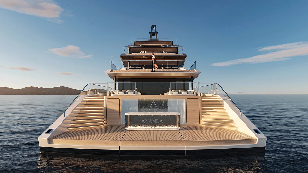 Купальная платформа на Heesen Project Ananda соединена с зоной отдыха на главной палубе двумя широкими лестницами
