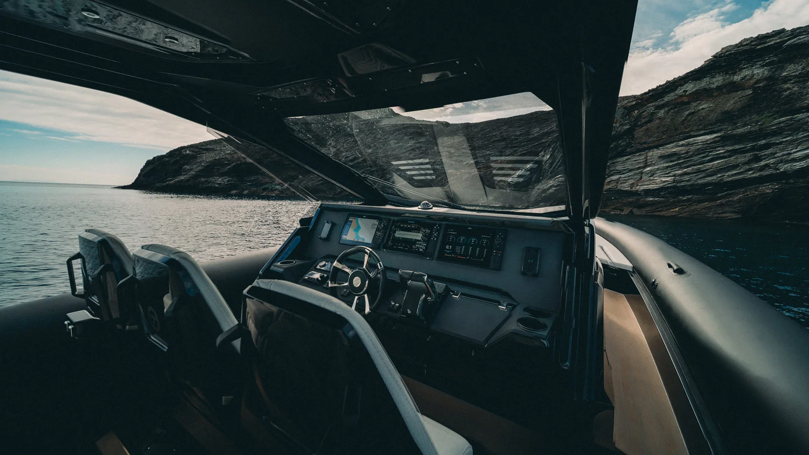 The Alpha 45 is the first Technohull with a steering wheel positioned in the centre of the console