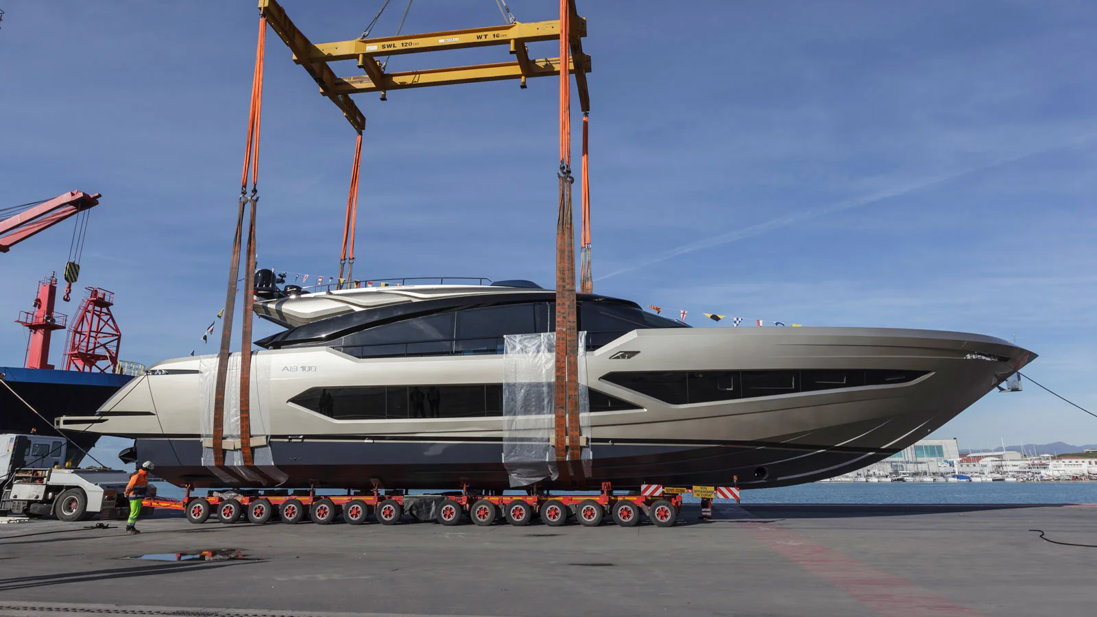 Спуск на воду модели AB 100 на площадке верфи в Виареджо