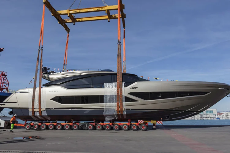 Спуск на воду модели AB 100 на площадке верфи в Виареджо