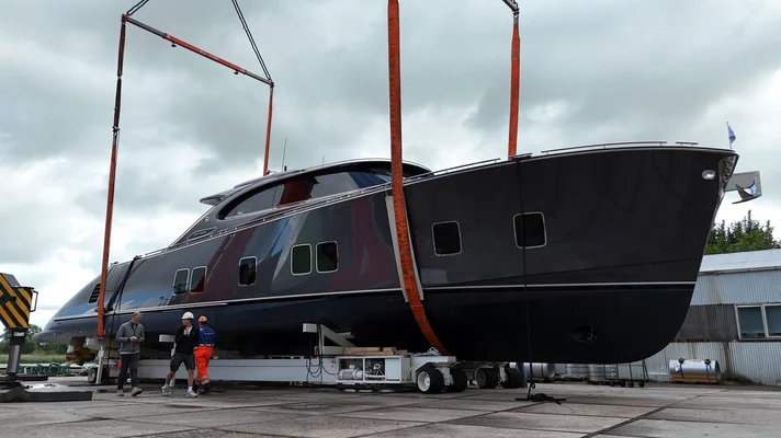 Спуск на воду Solea на верфи Zeelander Yachts