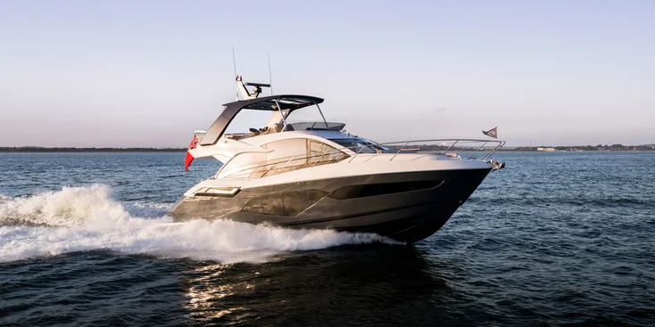 Sunseeker Manhattan 56 предлагается как с колонками IPS, так и с традиционным вальным приводом