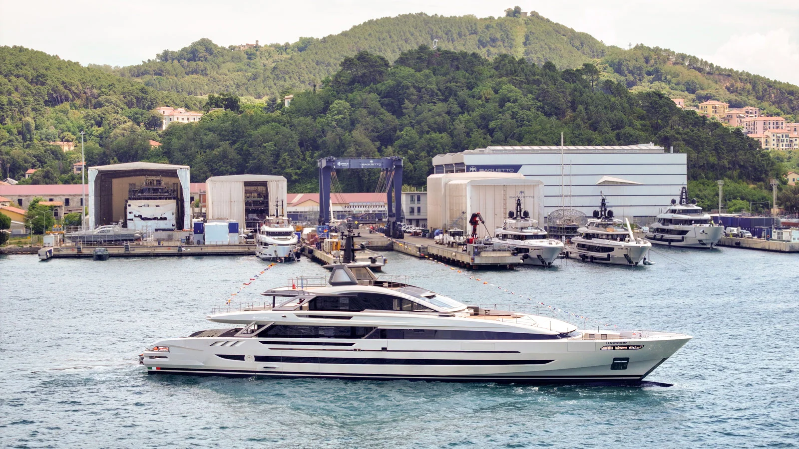 The exterior of the Fast50 was designed by Francesco Paszkowski and drew inspiration on the automotive world