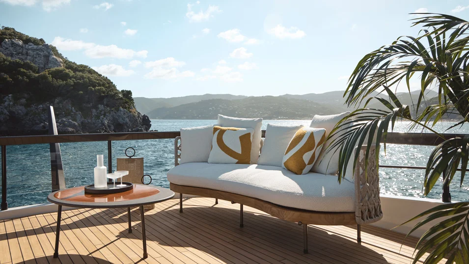 Зона отдыха в кормовой части флайбриджа Azimut Fly 82