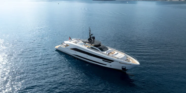 Экстерьер Alia Yachts Ximena с высоким носом и динамичными очертаниями создавали в Omega Architects