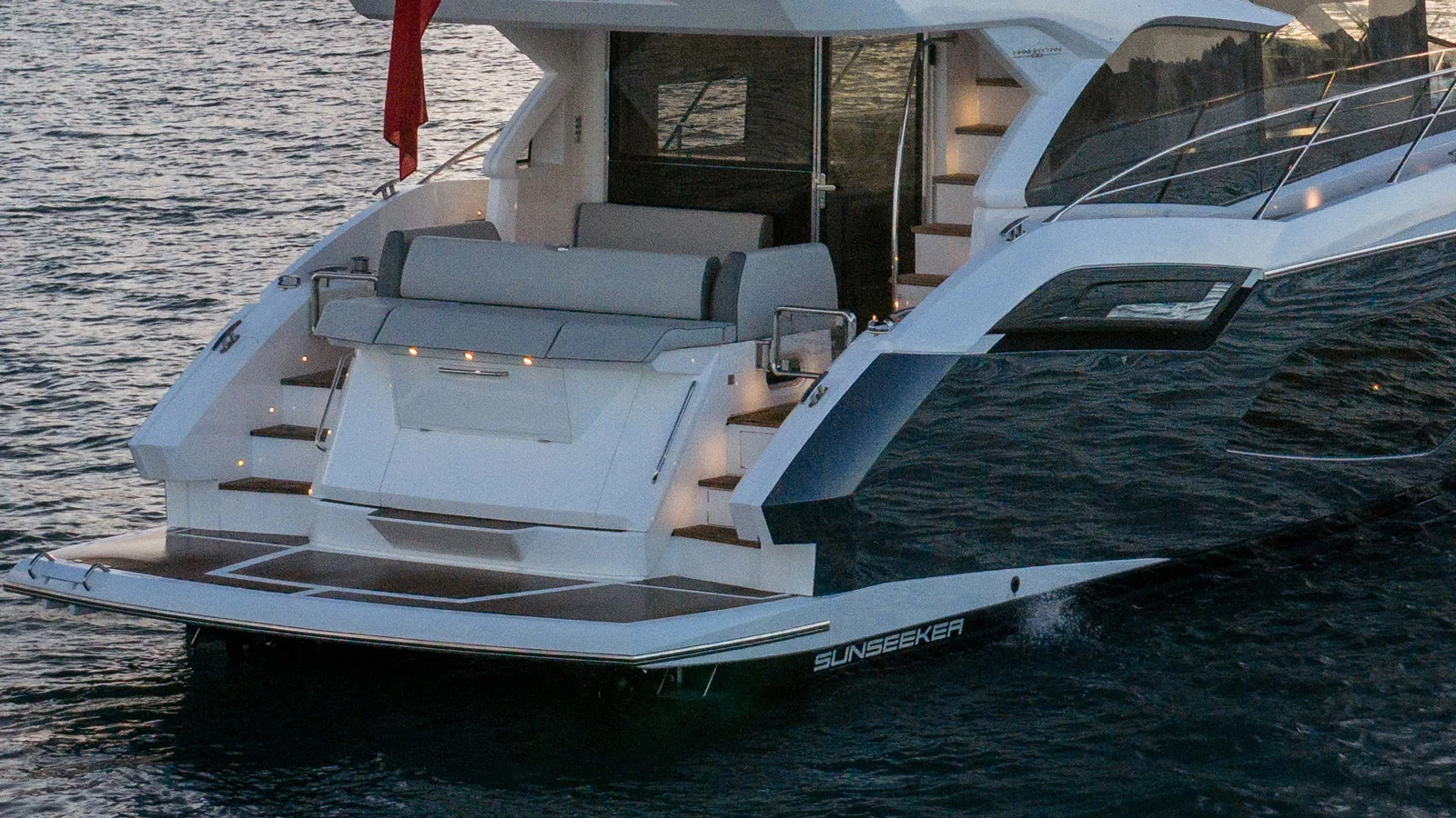 В кокпите Sunseeker Manhattan 56 сделана удобная зона отдыха со столом и диванами