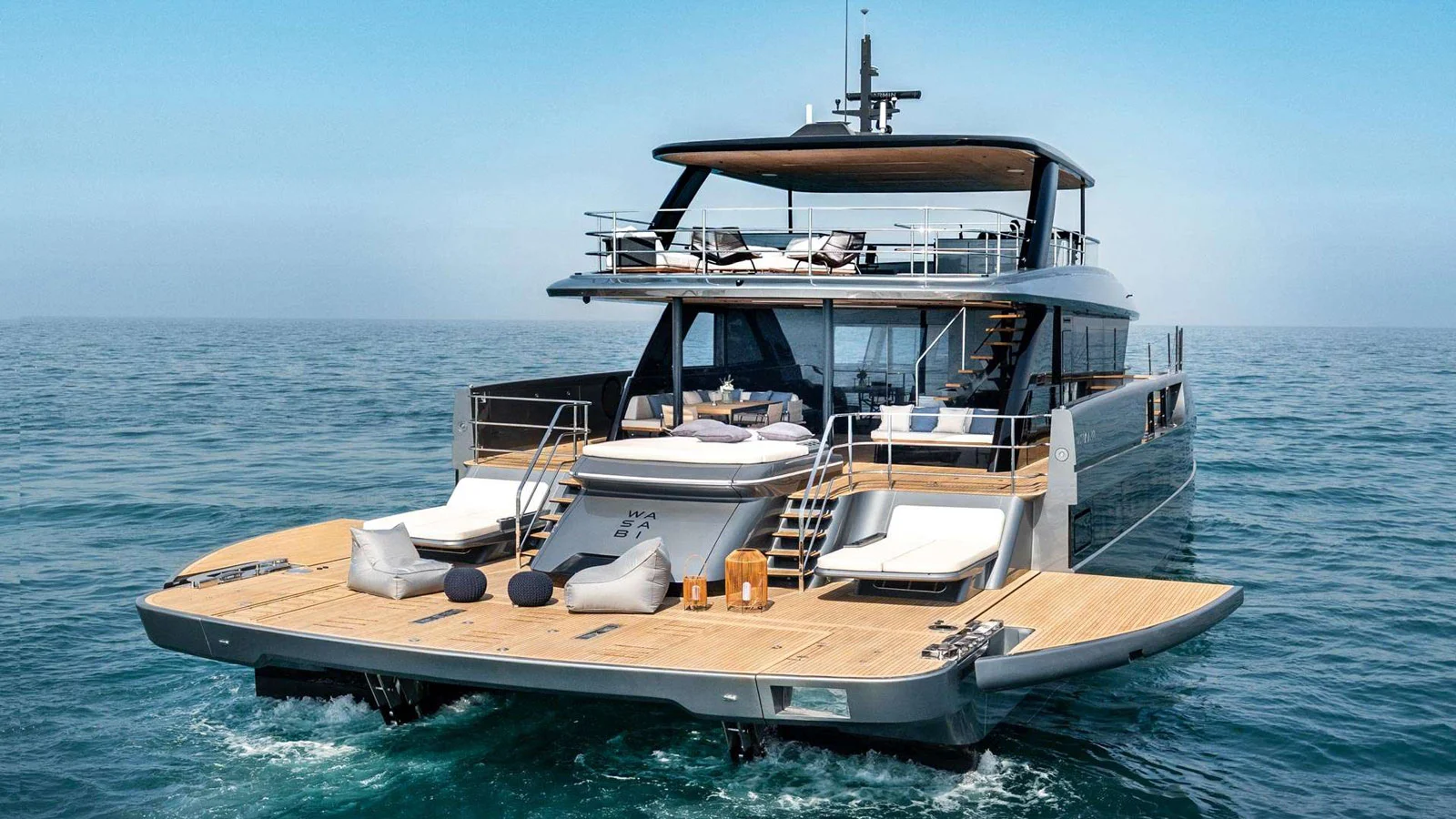 Зона отдыха у воды на Sunreef Ultima 88 получила название "океанский лаундж" (Ocean Lounge)
