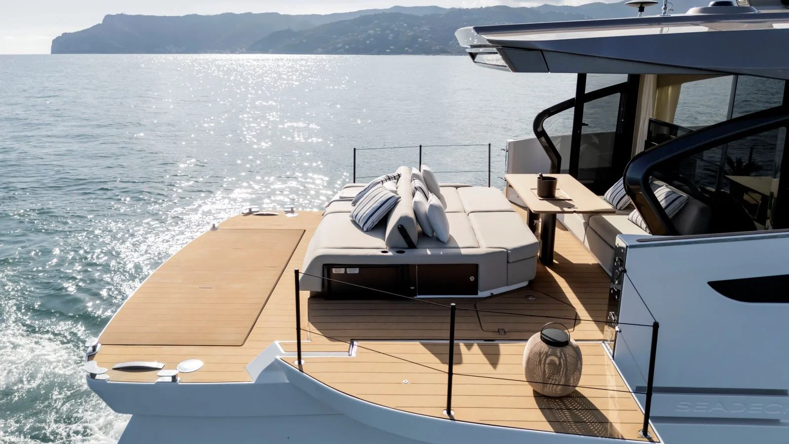 The Fun Island is the centerpiece of the new lifestyle offered by Azimut Seadeck 6