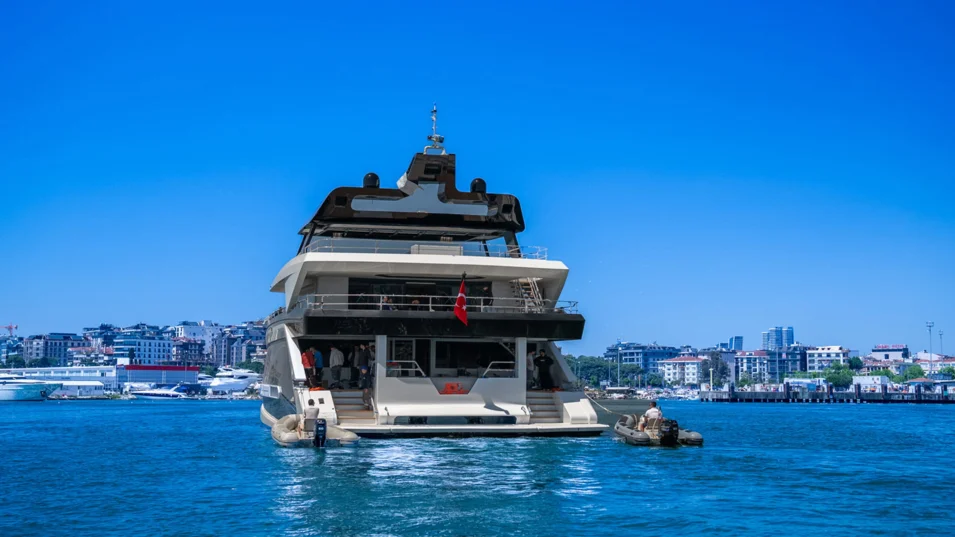 The length of the Procat 85 is 26 m, and the beam is 11.5 m