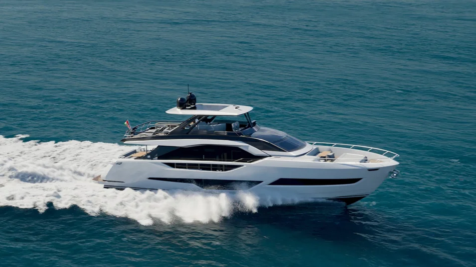 The Ferretti Yachts 800 can be powered by twin MAN V12 engines of 1550 or 1800 hp