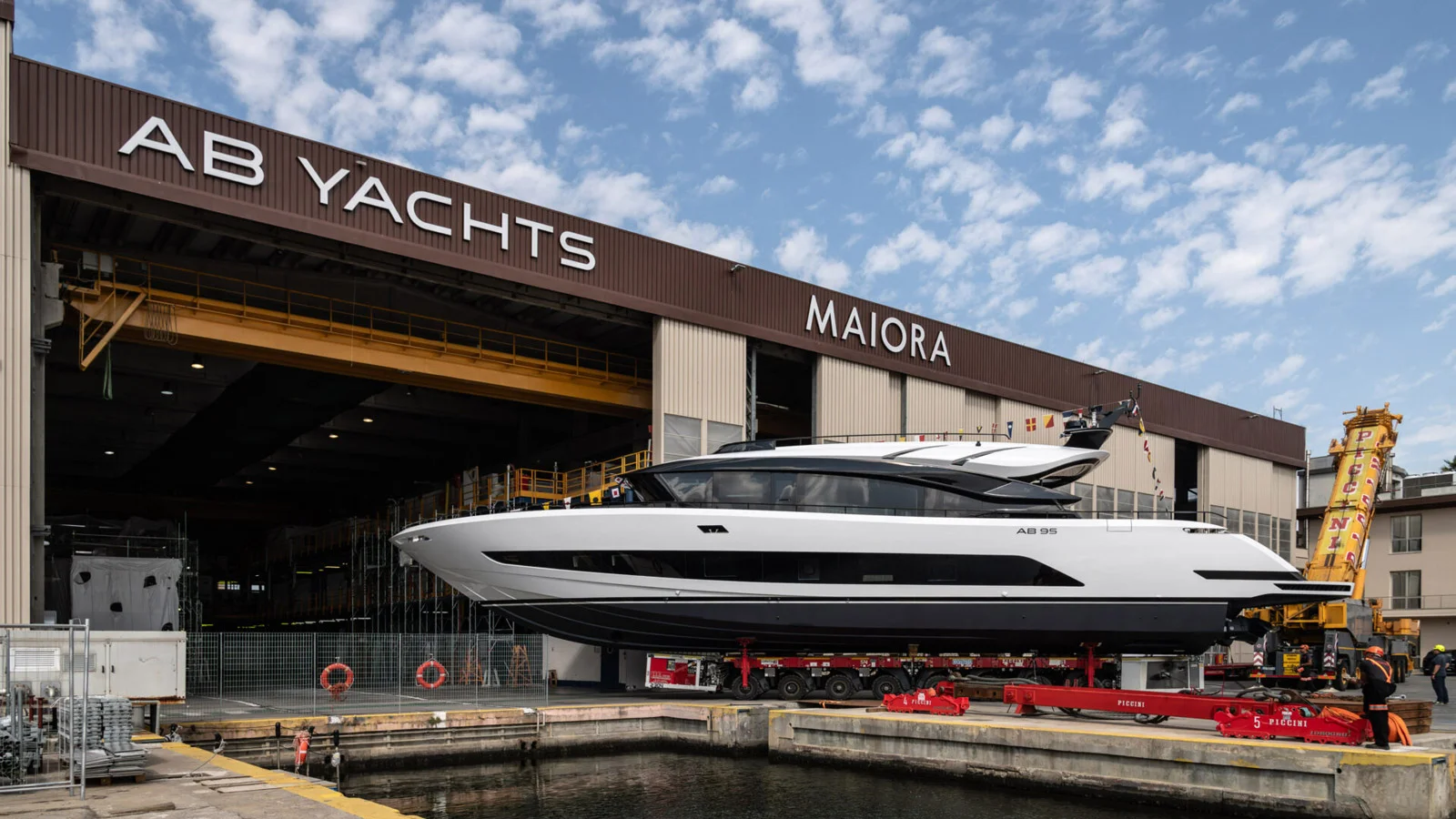 Спуск на воду модели AB 95 на площадке Next Yacht Group в Виареджо