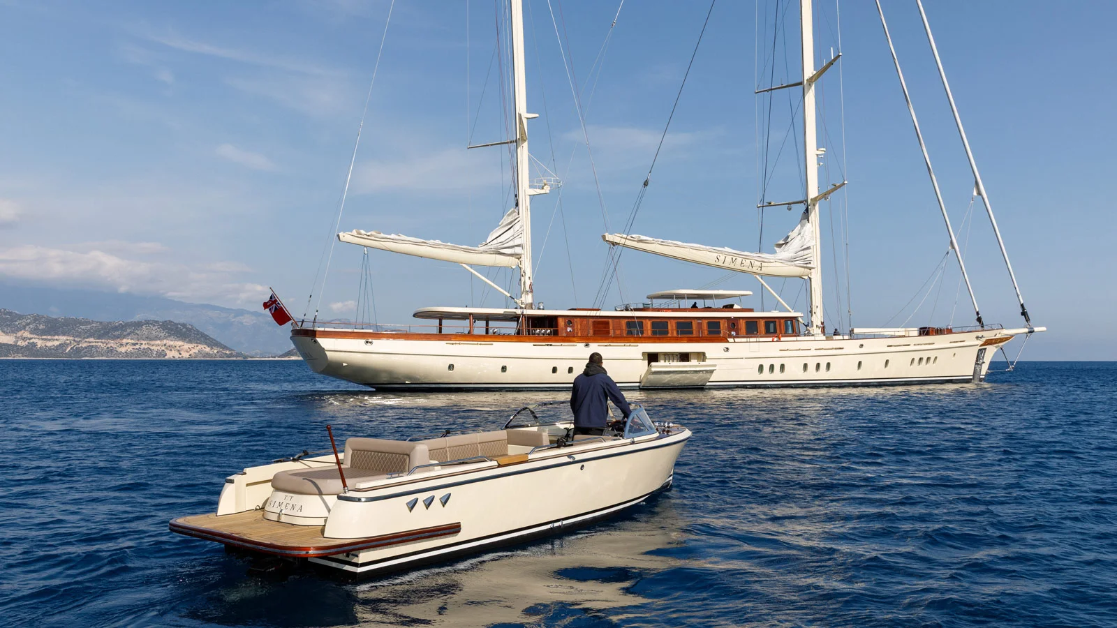Для Simena на Ares Yachts построили и кастомный лимо-тендер