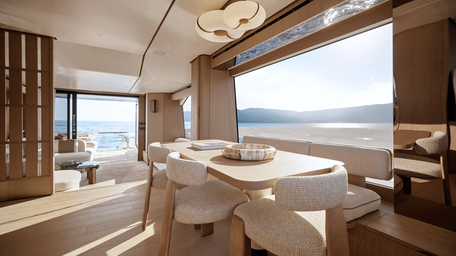 Столовая в основном салоне Azimut Fly 70