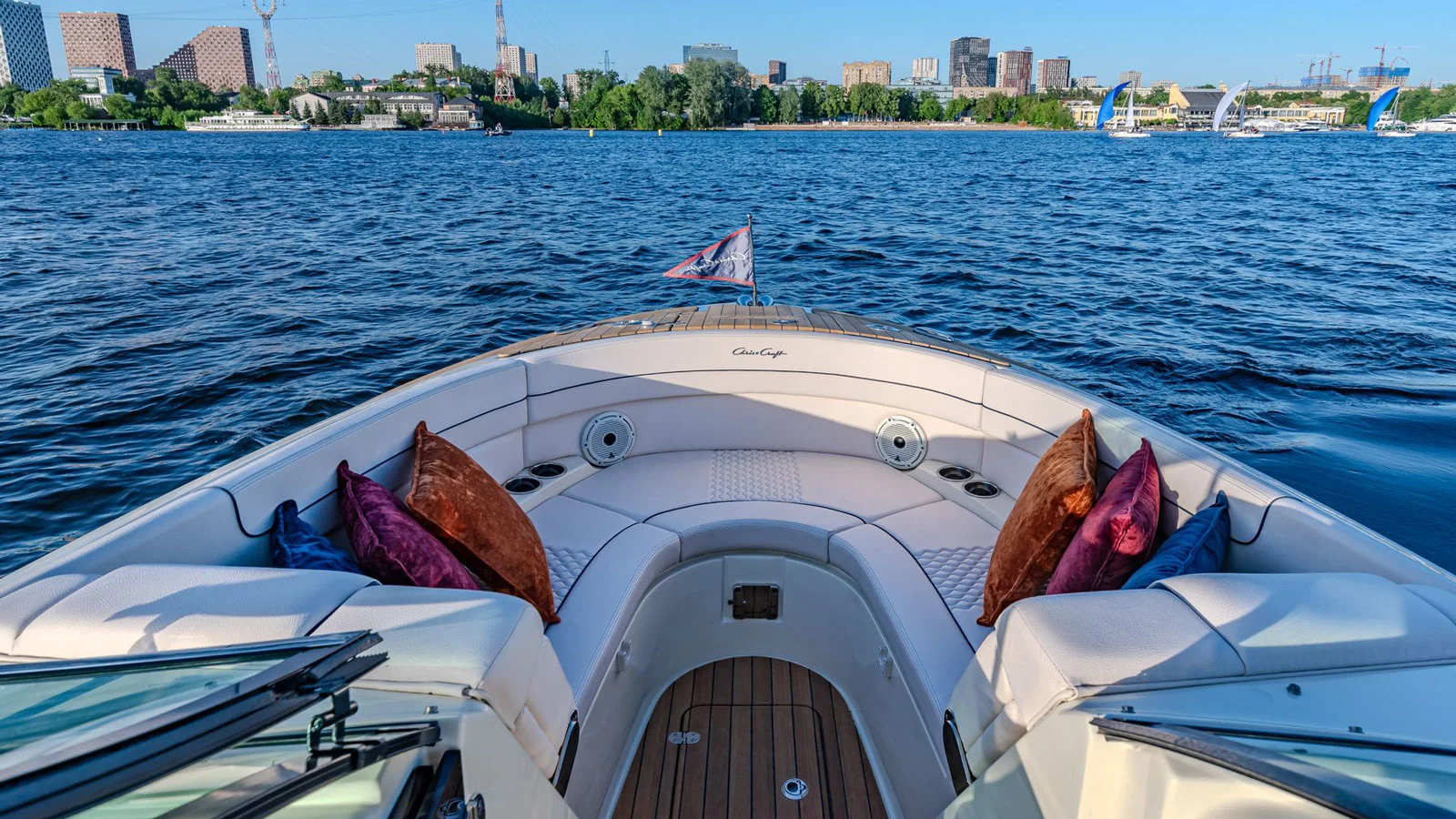 Lounge area in the Launch 28 GT's bow section
