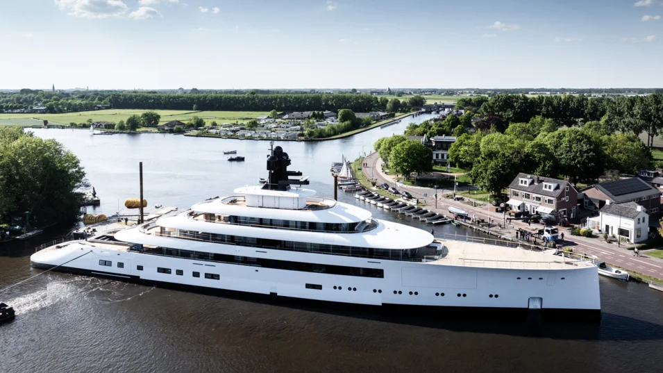 The length of the Project 824 is 100 m, the beam is 13.60 m, and the draft is 4.10 m