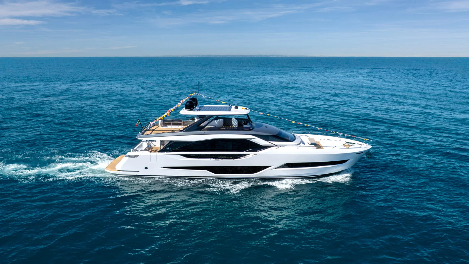 Первый корпус новой Ferretti Yachts 800 был спущен на воду на площадке верфи в Каттолике