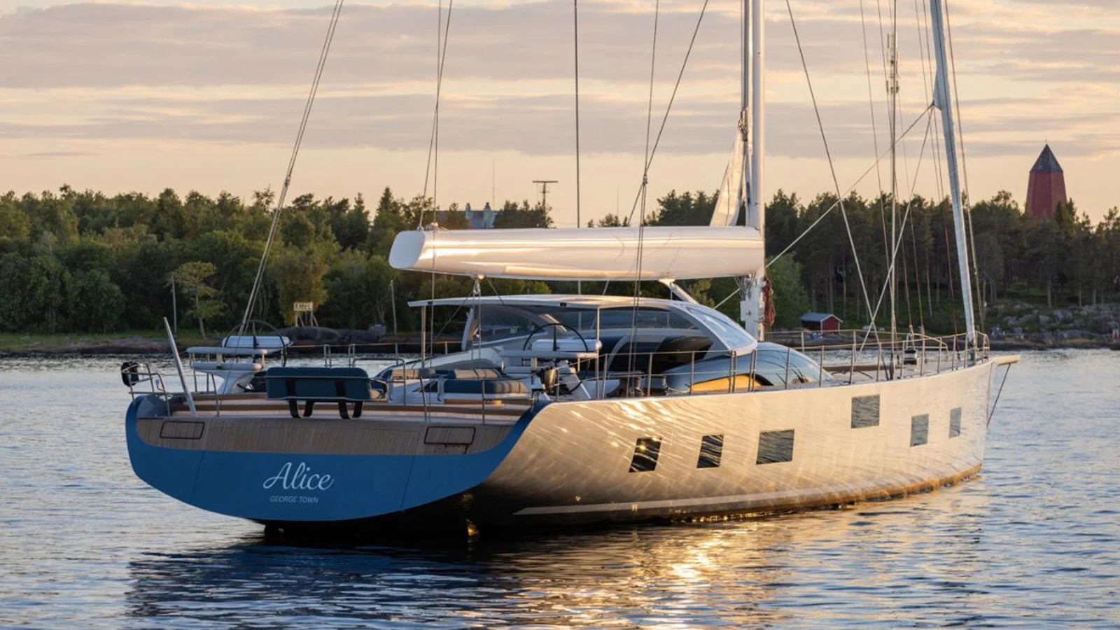 Длина карбонового корпуса Baltic 121 Custom Alice составляет 37.08 м