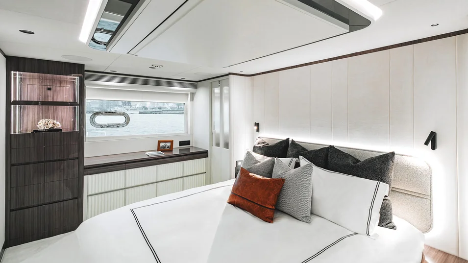 Мастер-апартаменты на нижней палубе Horizon ES88 KE&Phi;I