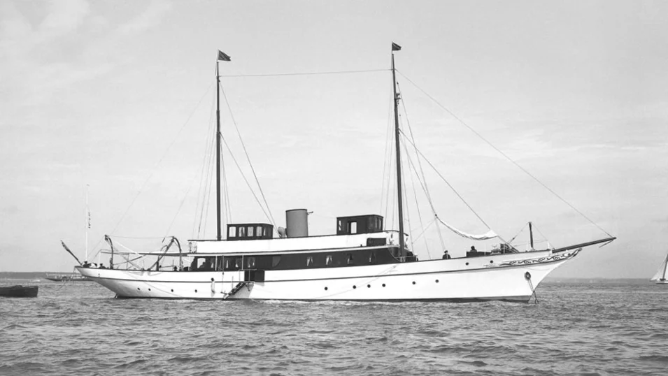 Initially Caleta's hull and superstructure were painted white