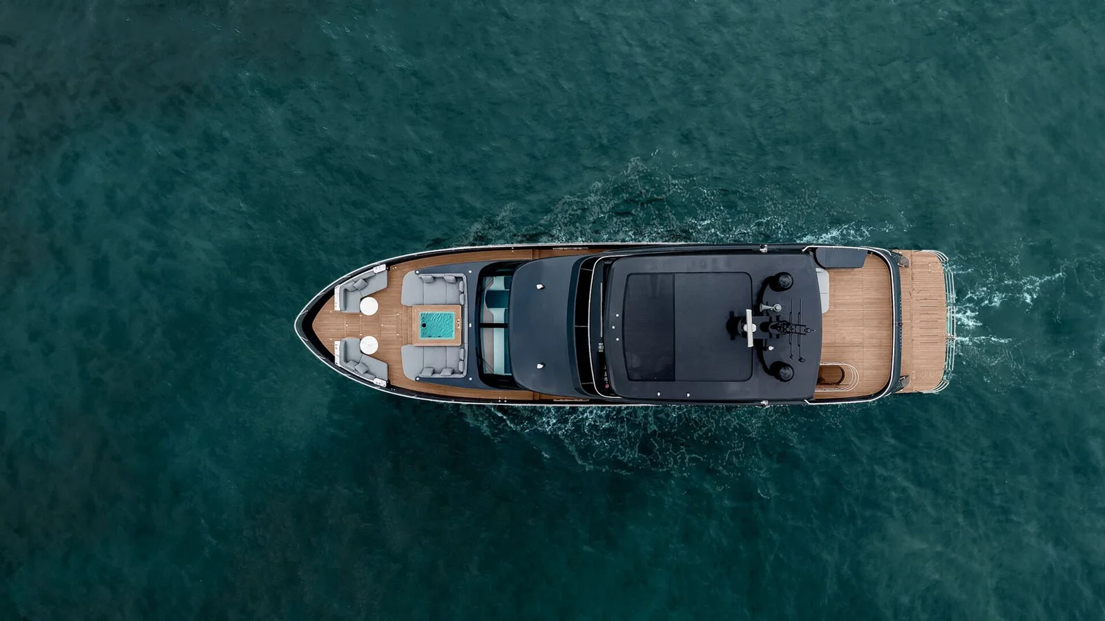 Сверху видно, что на Allegro Flybridge 98 будут большие площади открытых палубных пространств