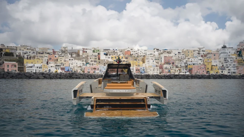 The swim platform can be lowered to about 80 cm below the water level