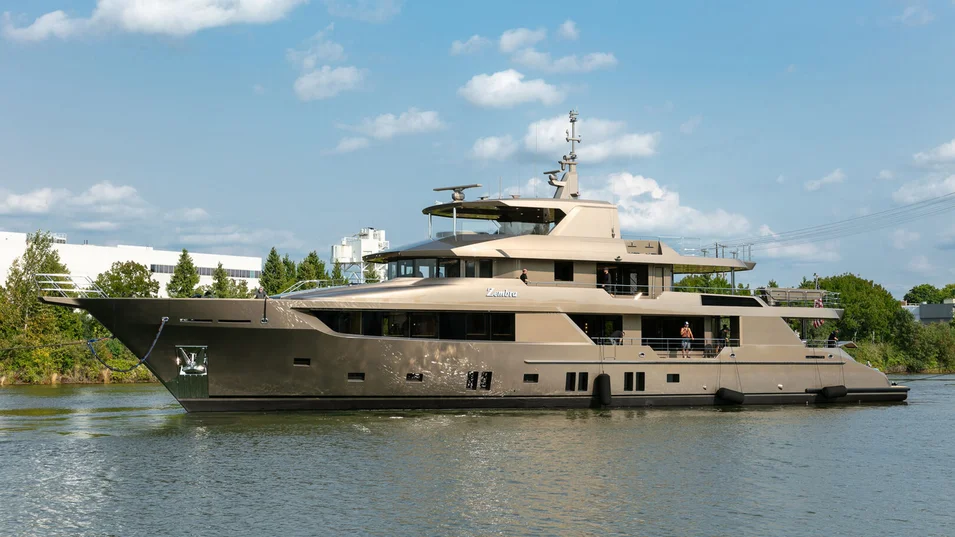 Корпус и надстройка Delta Marine Zembra окрашены в цвет Arizona bronze