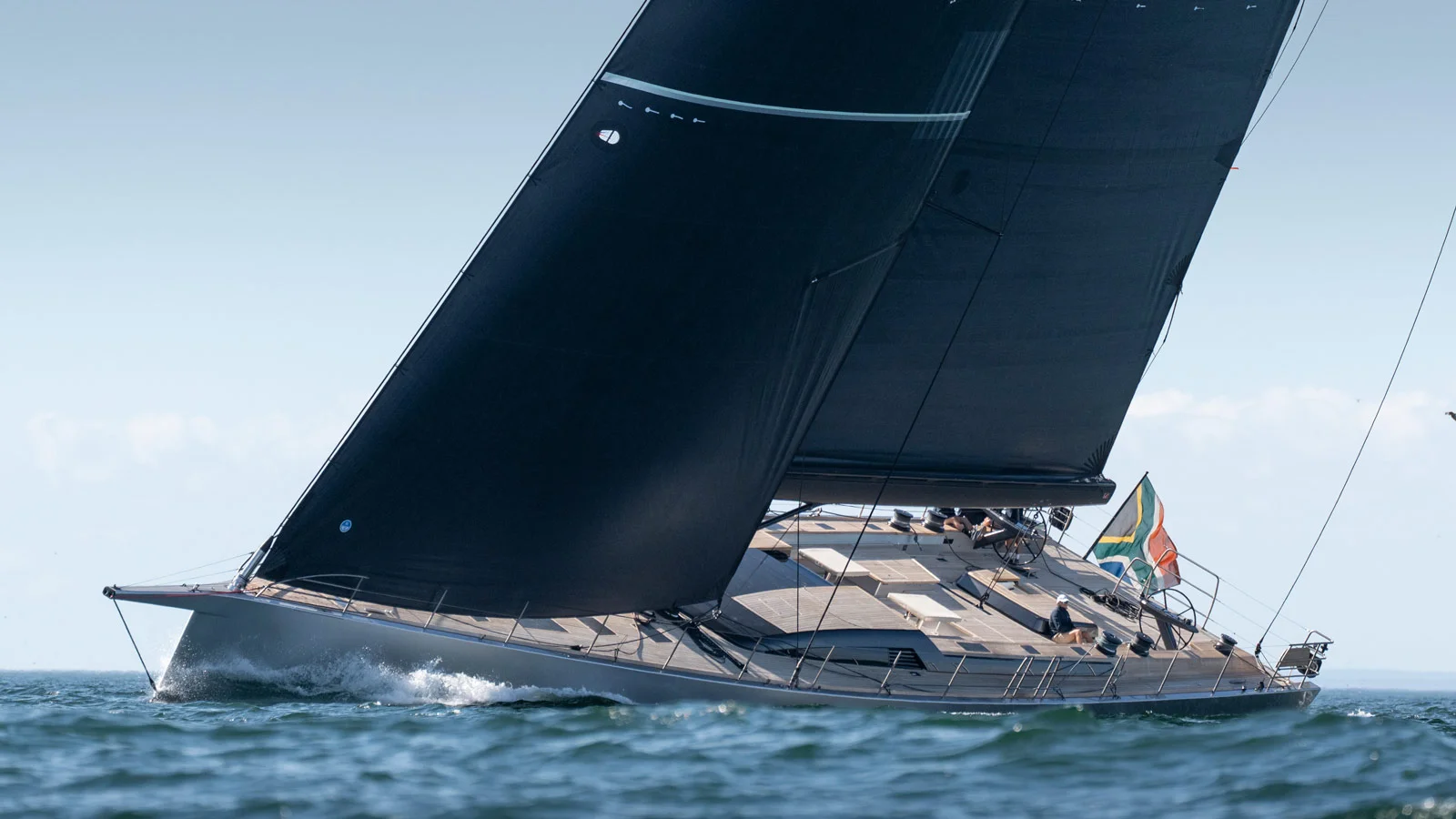  The Kalantis, as well as the entire SW108 series, was designed in collaboration with Farr Yacht Design and Nauta Design
