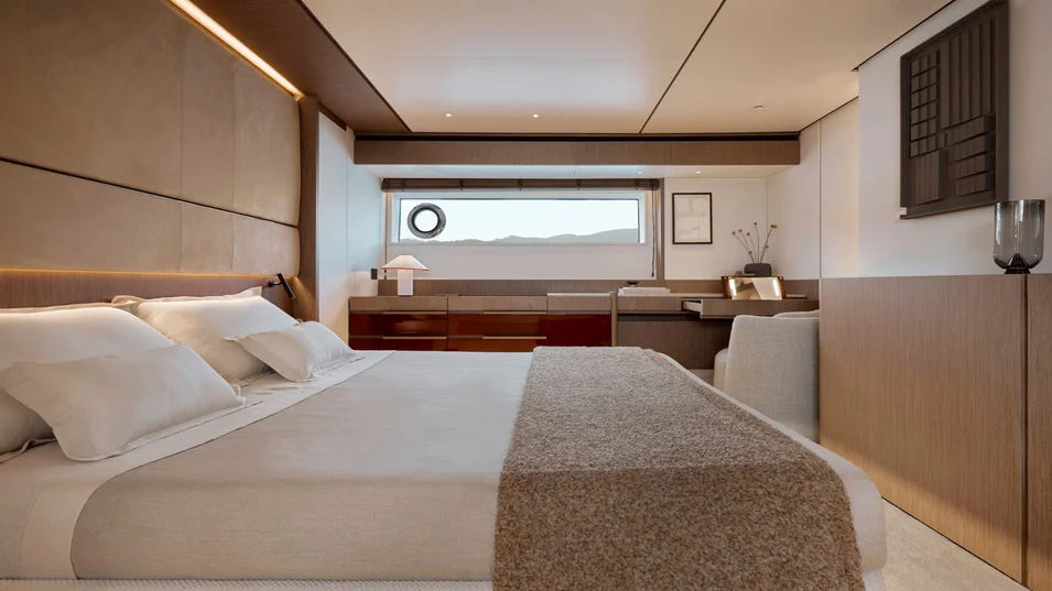 Мастер-каюта во всю ширину корпуса на Azimut Fly 82