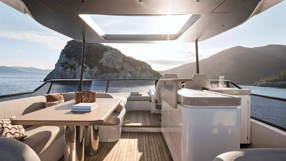 Флайбридж на Azimut Fly 70