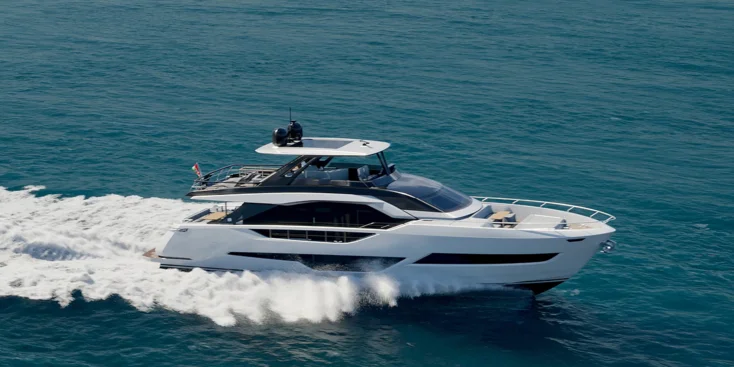 The Ferretti Yachts 800 can be powered by twin MAN V12 engines of 1550 or 1800 hp