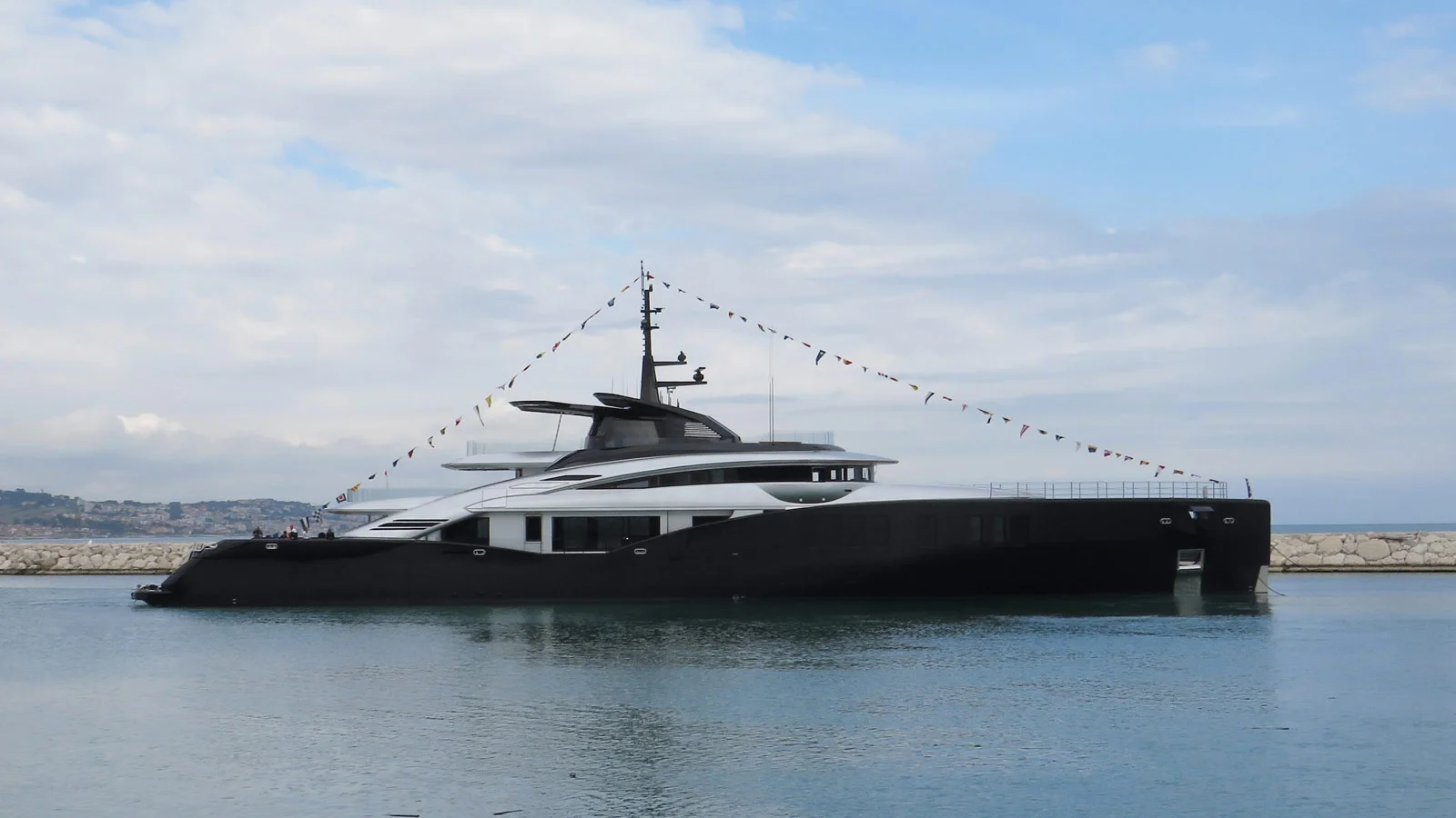 Экстерьер Sea Raider X, как и концепцию всей линейки Gran Turismo, разрабатывала студия Vallicelli Design