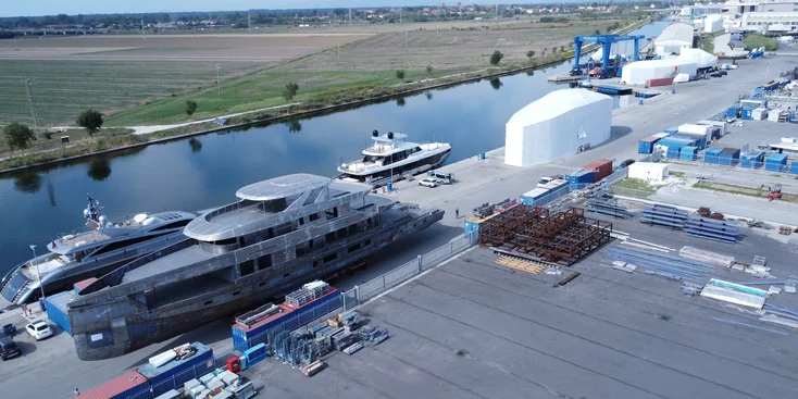 Корпус суперъяхты Amer 499 Spacesplorer на площадке верфи Amer Yachts