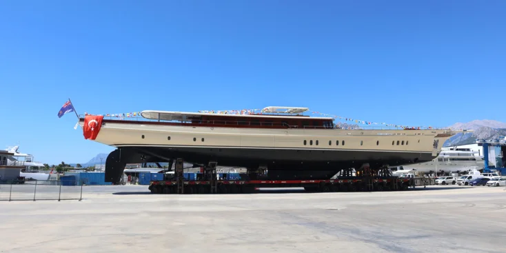 The Ares Simena features a carbon-epoxy superstructure