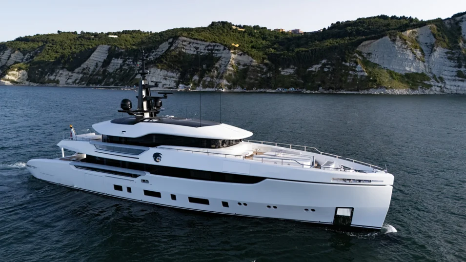 The beam of 9.10 m allowed the designers to get an internal volume of 462 GT, quite decent for a 43-metre yacht