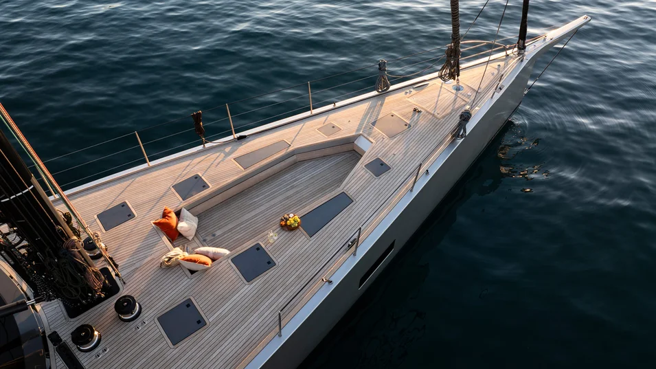  There is a special recess for storing a tender in the Kalantis's foredeck, which can also be used as a cosy lounge