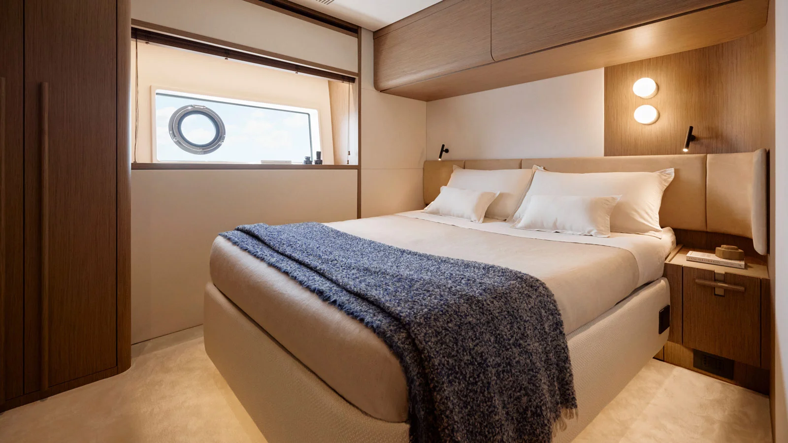 VIP-каюта в носовой части нижней палубы на Azimut Fly 82