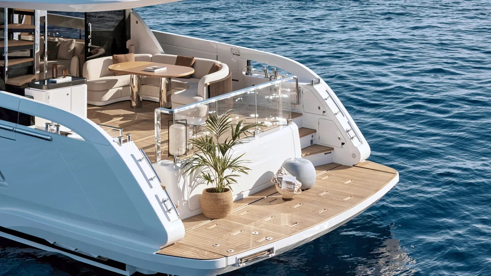 Зона отдыха в кокпите Azimut Fly 70