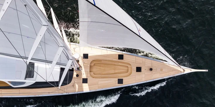 На фордеке Baltic 121 Custom Alice сделано "гнездо" для тендера