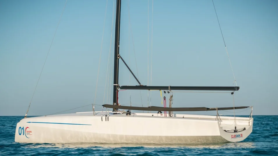 ClubSwan 28 comes with a carbon mast and no backstay