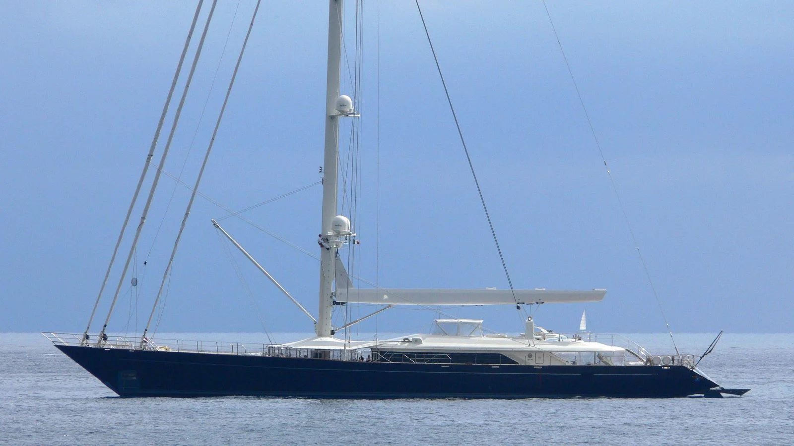 At the time of her construction the Bayesian (ex Salute) had one of the world's tallest masts among single-masted yachts measuring 72.27 m